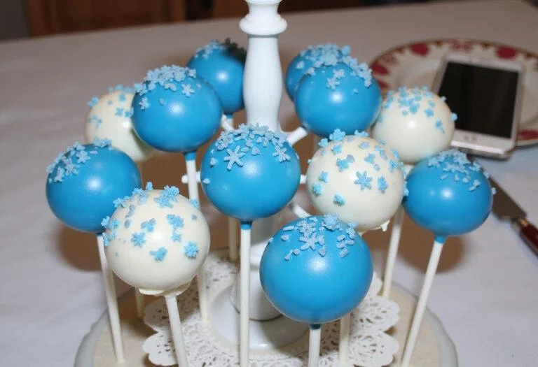 Final presentation of Frozen Coronation Day Cake Pops with royal blue chocolate and sprinkles, ideal for celebrations.